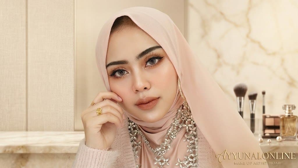 Ayyun Azzuyyin β Senior Indonesian Bridal Makeup Artist & Educator Malang